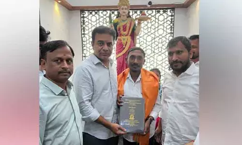 కేటీఆర్‌ను కలిసిన డాక్టరేట్ గ్రహీత కొండ గణేష్