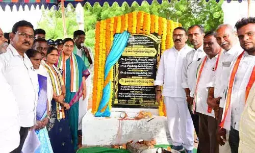 రోడ్డు పనులకు శంకుస్థాపన చేసిన ఎమ్మెల్యే