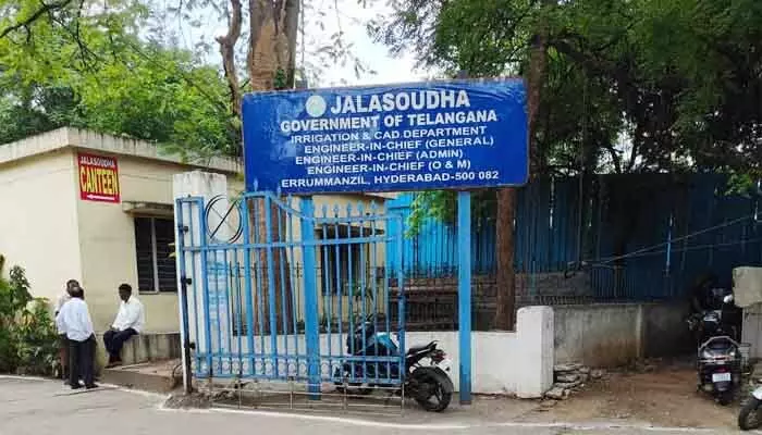ఇరిగేషన్ శాఖలో జోరుగా బదిలీల పైరవీలు.. చక్రం తిప్పుతున్న ఇద్దరు అధికారులు! ఇరిగేషన్ శాఖలో జోరుగా బదిలీల పైరవీలు.. చక్రం తిప్పుతున్న ఇద్దరు అధికారులు!