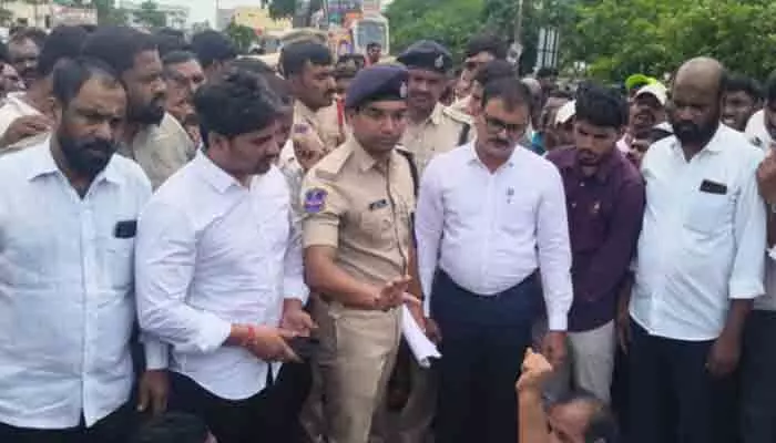 షాబాద్కు వెళ్తున్న బీఆర్ఎస్ నేతలను అడ్డుకున్న పోలీసులు షాబాద్కు వెళ్తున్న బీఆర్ఎస్ నేతలను అడ్డుకున్న పోలీసులు