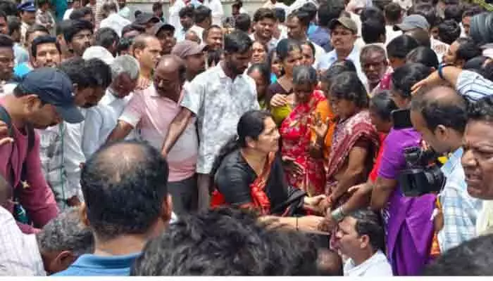 బాధిత కుటుంబాలను పరామర్శించిన మాజీ మంత్రి సత్యవతి రాథోడ్ బాధిత కుటుంబాలను పరామర్శించిన మాజీ మంత్రి సత్యవతి రాథోడ్