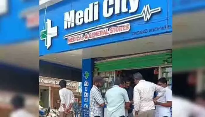 కారులో వచ్చి.. కలియ తిరిగి.. కారులో వచ్చి.. కలియ తిరిగి..
