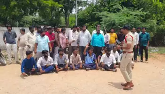 ఎస్సై సస్పెన్షన్కు డిమాండ్ ఎస్సై సస్పెన్షన్కు డిమాండ్