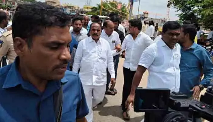 షాబాద్ ఘటన: ఎస్సై సస్పెన్షన్ షాబాద్ ఘటన: ఎస్సై సస్పెన్షన్