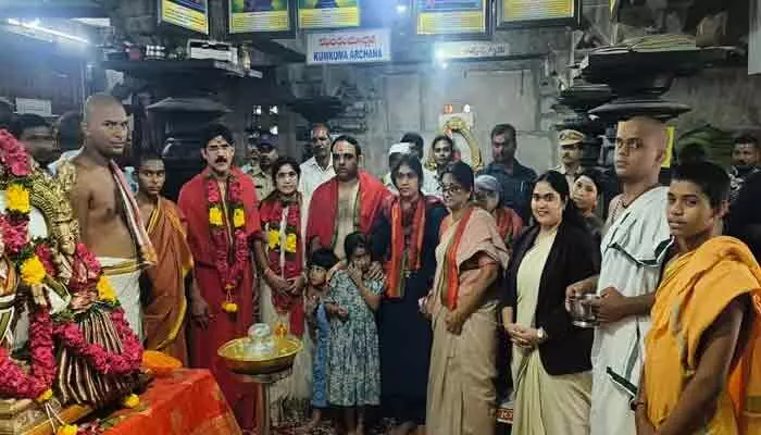 ఉమామహేశ్వర స్వామిని దర్శించుకున్న హైకోర్టు ప్రధాన న్యాయమూర్తి ఉమామహేశ్వర స్వామిని దర్శించుకున్న హైకోర్టు ప్రధాన న్యాయమూర్తి