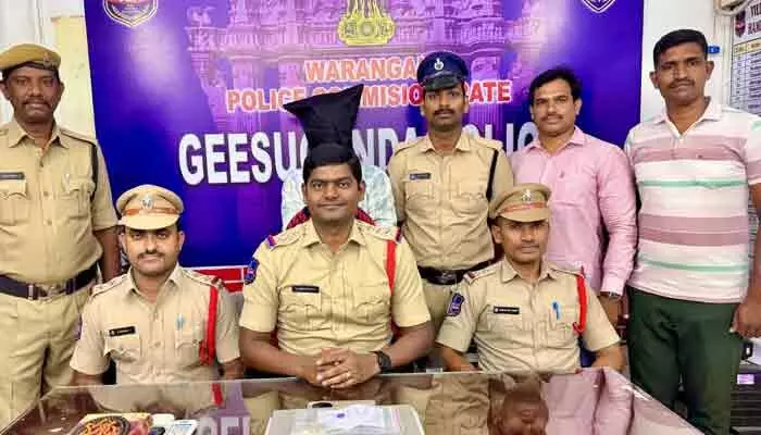 అంతర్రాష్ట్ర దొంగ అరెస్ట్.. సొత్తు స్వాధీనం అంతర్రాష్ట్ర దొంగ అరెస్ట్.. సొత్తు స్వాధీనం