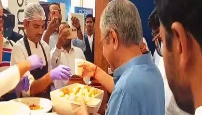 హైదరాబాద్లో పానీపూరి టేస్ట్ చేసిన కేంద్రమంత్రి అశ్వినీ వైష్ణవ్ హైదరాబాద్లో పానీపూరి టేస్ట్ చేసిన కేంద్రమంత్రి అశ్వినీ వైష్ణవ్