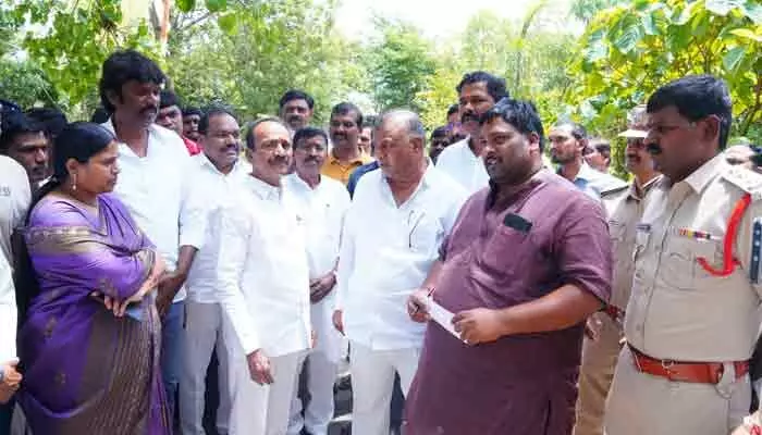 డంప్ యార్డు సమస్యకు శాశ్వత పరిష్కారం చూపాలి: ఎంపీ ఈటల రాజేందర్ డంప్ యార్డు సమస్యకు శాశ్వత పరిష్కారం చూపాలి: ఎంపీ ఈటల రాజేందర్