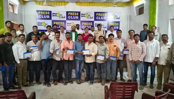 సమాజంలో జర్నలిస్టుల పాత్ర ఎంతో ముఖ్యం.. ఏసీపీ వెంకటేశ్వర రెడ్డి సమాజంలో జర్నలిస్టుల పాత్ర ఎంతో ముఖ్యం.. ఏసీపీ వెంకటేశ్వర రెడ్డి