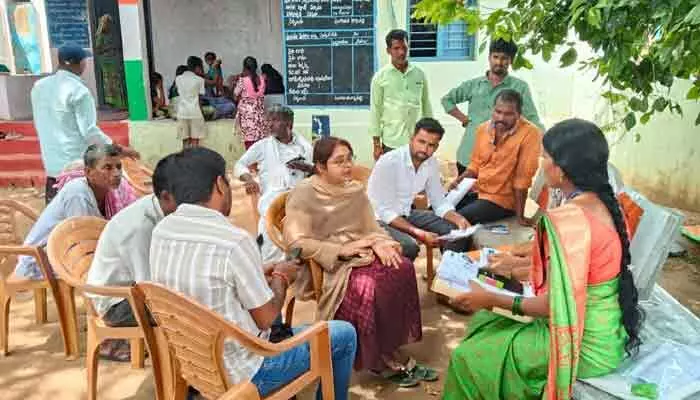అర్హులైన ప్రతి ఒక్కరూ ఓటు హక్కు పొందడమే లక్ష్యం: తహశీల్దార్ ఝాన్సీ రాణి అర్హులైన ప్రతి ఒక్కరూ ఓటు హక్కు పొందడమే లక్ష్యం: తహశీల్దార్ ఝాన్సీ రాణి
