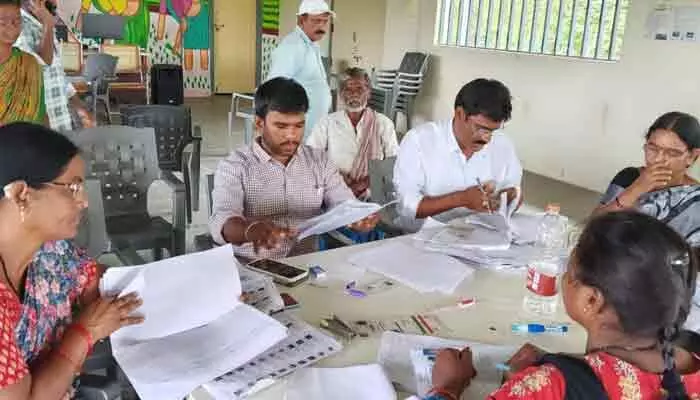 ఎస్ఐఆర్ ప్రక్రియను పరిశీలించిన తహసీల్దార్ ఎస్ఐఆర్ ప్రక్రియను పరిశీలించిన తహసీల్దార్