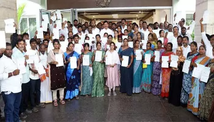 పేదల కన్నీళ్లు తుడవడమే ప్రభుత్వ లక్ష్యం పేదల కన్నీళ్లు తుడవడమే ప్రభుత్వ లక్ష్యం