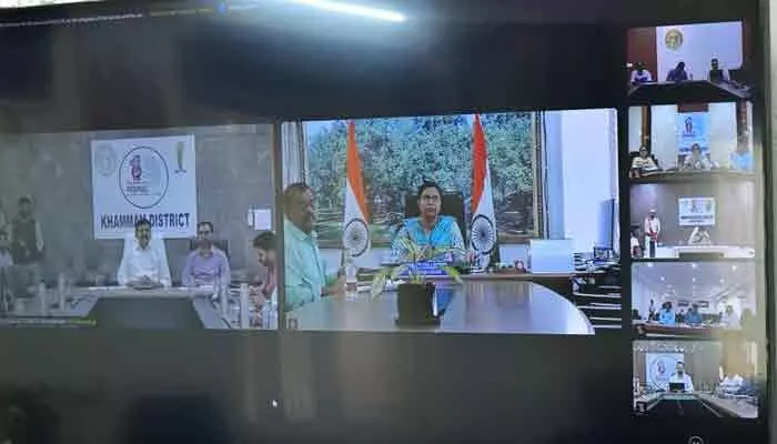 భూ భారతి చట్టం అమలుకు భూ రీ-సర్వే తప్పనిసరి: మంత్రి పొంగులేటి శ్రీనివాసరెడ్డి భూ భారతి చట్టం అమలుకు భూ రీ-సర్వే తప్పనిసరి: మంత్రి పొంగులేటి శ్రీనివాసరెడ్డి