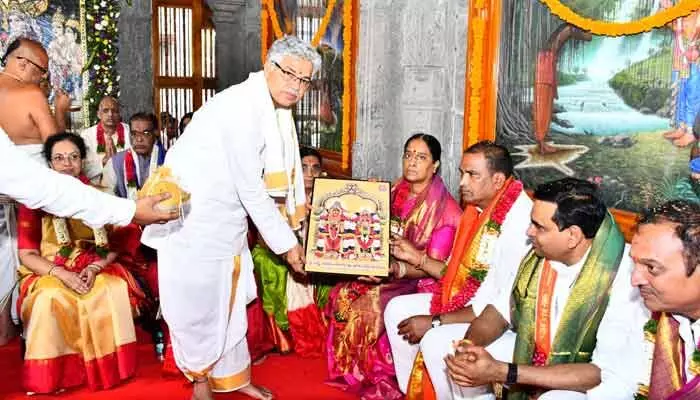 యాదగిరిగుట్టను దేశంలోనే ఆదర్శ ఆధ్యాత్మిక క్షేత్రంగా తీర్చిదిద్దాలి యాదగిరిగుట్టను దేశంలోనే ఆదర్శ ఆధ్యాత్మిక క్షేత్రంగా తీర్చిదిద్దాలి