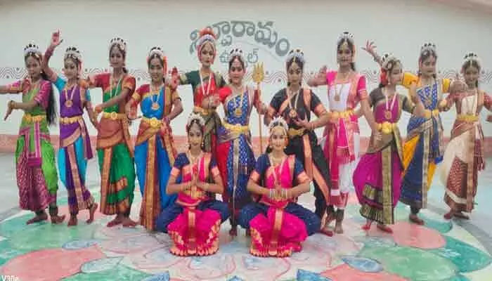 అలరించిన కూచిపూడి నృత్య ప్రదర్శన అలరించిన కూచిపూడి నృత్య ప్రదర్శన