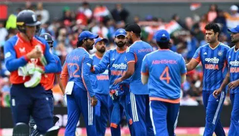 IND VS ENG : స్టేడియానికి ఆలస్యంగా వచ్చిన భారత క్రికెటర్లు.. ఎందుకో తెలుసా? IND VS ENG : స్టేడియానికి ఆలస్యంగా వచ్చిన భారత క్రికెటర్లు.. ఎందుకో తెలుసా?