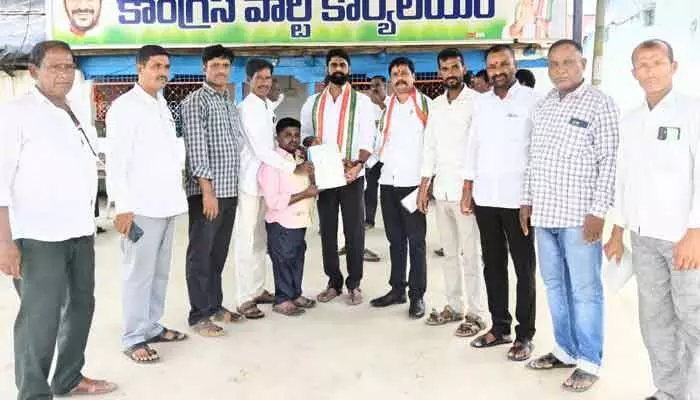 అర్హులైన ప్రతి కుటుంబానికి ప్రభుత్వ సంక్షేమ ఫలాలు అందాలి : ఏలే మల్లికార్జున్ అర్హులైన ప్రతి కుటుంబానికి ప్రభుత్వ సంక్షేమ ఫలాలు అందాలి : ఏలే మల్లికార్జున్