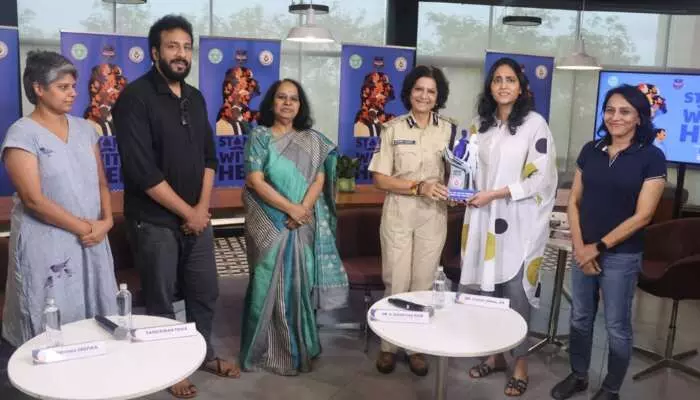 వి హబ్లో స్టాండ్ విత్ హర్ చర్చా కార్యక్రమం వి హబ్లో స్టాండ్ విత్ హర్ చర్చా కార్యక్రమం