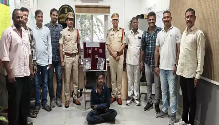 వరుస ఇంటి చోరీల కేసును ఛేదించిన సైదాబాద్ పోలీసులు వరుస ఇంటి చోరీల కేసును ఛేదించిన సైదాబాద్ పోలీసులు