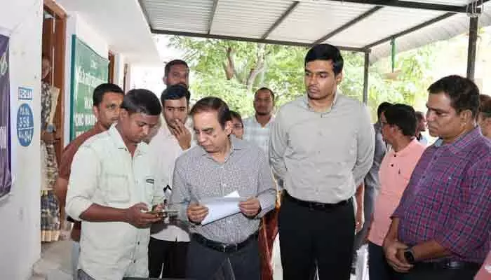 కూకట్పల్లిలో SIR ప్రక్రియను పరిశీలించిన సీఈవో కూకట్పల్లిలో SIR ప్రక్రియను పరిశీలించిన సీఈవో