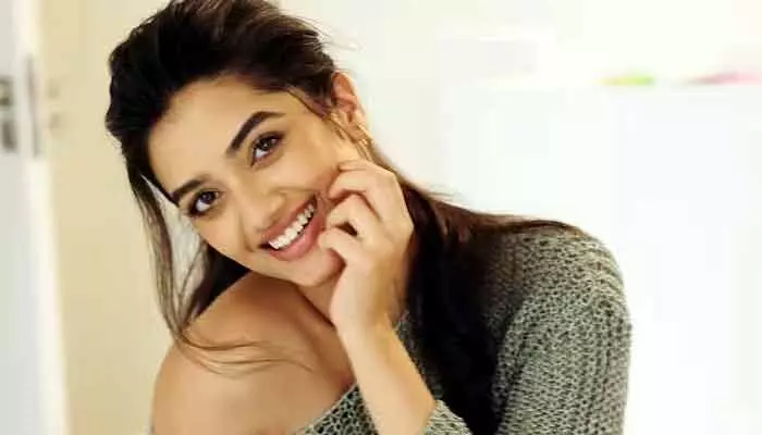 అభిమానుల వల్లే ఇక్కడ ఉన్నా.. స్టేజ్పైనే ఎమోషనలైనా Bhagyashri Borse అభిమానుల వల్లే ఇక్కడ ఉన్నా.. స్టేజ్పైనే ఎమోషనలైనా Bhagyashri Borse