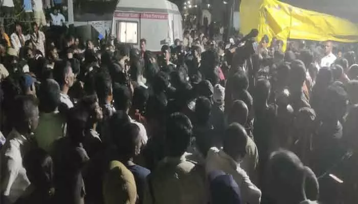 షాబాద్ ఘటనలో గ్రామానికి చేరుకున్న బాలిక, కుటుంబ సభ్యుల మృతదేహాలు షాబాద్ ఘటనలో గ్రామానికి చేరుకున్న బాలిక, కుటుంబ సభ్యుల మృతదేహాలు