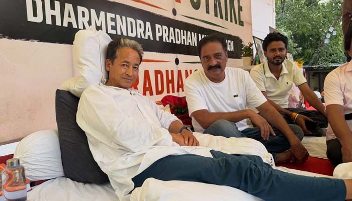 14వ రోజుకు సోనమ్ వాంగ్‌చుక్ నిరాహార దీక్ష.. నటుడు ప్రకాష్ రాజ్ మద్దతు