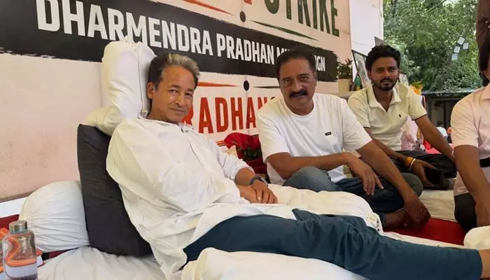14వ రోజుకు సోనమ్ వాంగ్చుక్ నిరాహార దీక్ష.. నటుడు ప్రకాష్ రాజ్ మద్దతు 14వ రోజుకు సోనమ్ వాంగ్చుక్ నిరాహార దీక్ష.. నటుడు ప్రకాష్ రాజ్ మద్దతు
