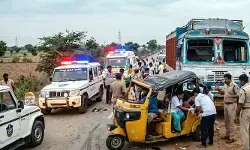 పెళ్లి ఇంట్లో ఘోర విషాదం: ఆటోను ఢీకొట్టిన లారీ.. చిన్నారితో సహా నలుగురు బంధువులు దుర్మరణం! పెళ్లి ఇంట్లో ఘోర విషాదం: ఆటోను ఢీకొట్టిన లారీ.. చిన్నారితో సహా నలుగురు బంధువులు దుర్మరణం!