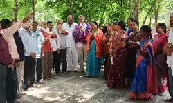 52 ఏళ్ల తర్వాత ఒకేచోట కలిసిన 1974 బ్యాచ్ విద్యార్థులు 52 ఏళ్ల తర్వాత ఒకేచోట కలిసిన 1974 బ్యాచ్ విద్యార్థులు