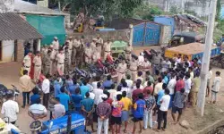 మట్టేవాడలో కార్డన్ సెర్చ్ నిర్వహించిన పోలీసులు మట్టేవాడలో కార్డన్ సెర్చ్ నిర్వహించిన పోలీసులు