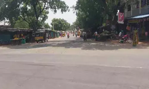 ఆర్టీసీ బస్సుల కోసం గంటల తరబడి ప్రయాణికుల నిరీక్షణ!