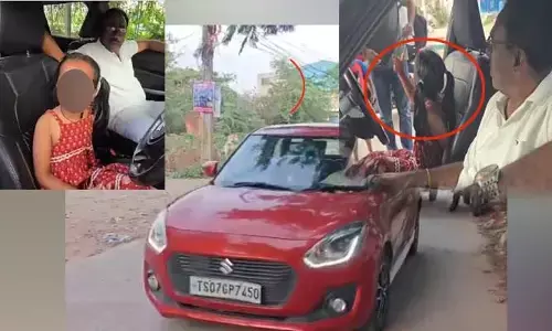 SI నిర్వాకం.. 6 ఏళ్ల మనవరాలి చేతికి కారు స్టీరింగ్.. మా తాత ఎస్ఐ అంటూ దబాయింపు