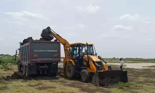 అక్రమ నల్లమట్టి తరలింపు