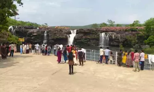 బొగతకు పర్యాటకుల తాకిడి