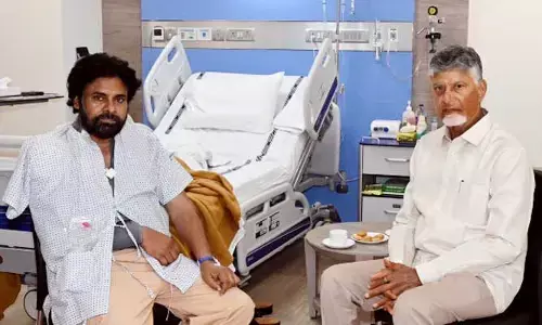 కుడిచేతికి కట్లతో పవన్ కల్యాణ్.. ఆపరేషన్ తర్వాత లేటెస్ట్ ఫొటో