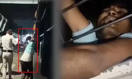 మొబైల్ కొట్టేయబోయి.. రైలు కిటికీకి 9 కిలోమీటర్లు వేలాడిన దొంగ! తర్వాత ఏమైందంటే?
