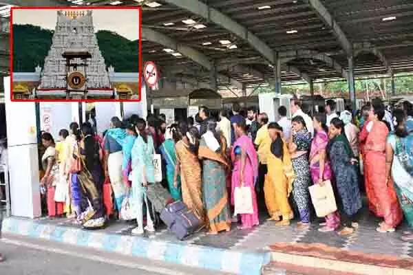 తిరుమలలో వీకెండ్ ఎఫెక్ట్.. శ్రీవారి దర్శనానికి 24 గంటలు తిరుమలలో వీకెండ్ ఎఫెక్ట్.. శ్రీవారి దర్శనానికి 24 గంటలు