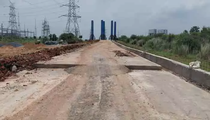 రూ.27 కోట్ల సీసీ రోడ్డు పనుల్లో నాణ్యత లోపం? రూ.27 కోట్ల సీసీ రోడ్డు పనుల్లో నాణ్యత లోపం?