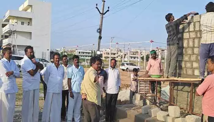 రూ.573 కోట్లతో రోడ్ల నిర్మాణ పనులకు శ్రీకారం.. పైలాన్ను పరిశీలించిన మంత్రి వాకిటి శ్రీహరి రూ.573 కోట్లతో రోడ్ల నిర్మాణ పనులకు శ్రీకారం.. పైలాన్ను పరిశీలించిన మంత్రి వాకిటి శ్రీహరి