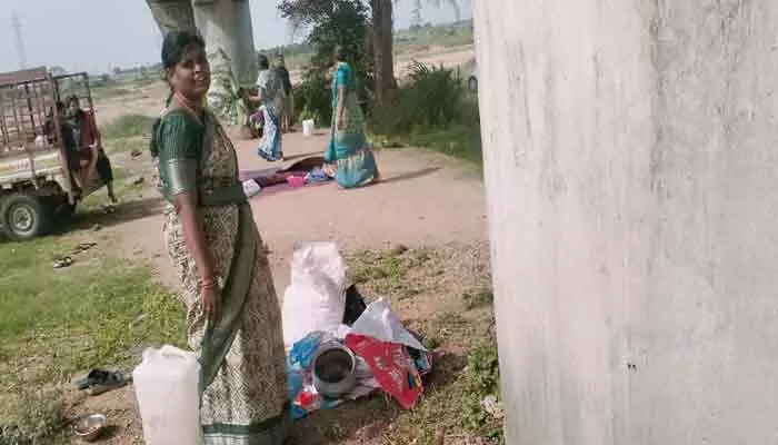 కీడు సోకిందని ఊరు ఖాళీ చేసిన జమ్మికుంట ప్రజలు.. రోజంతా బయటే! కీడు సోకిందని ఊరు ఖాళీ చేసిన జమ్మికుంట ప్రజలు.. రోజంతా బయటే!