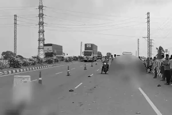 తెల్లవారుజామున ఘోర ప్రమాదం.. దినసరికూలీలు మృతి తెల్లవారుజామున ఘోర ప్రమాదం.. దినసరికూలీలు మృతి