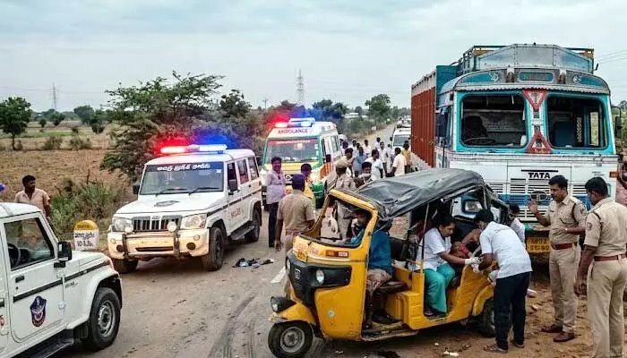 పెళ్లి ఇంట్లో ఘోర విషాదం: ఆటోను ఢీకొట్టిన లారీ.. చిన్నారితో సహా నలుగురు బంధువులు దుర్మరణం! పెళ్లి ఇంట్లో ఘోర విషాదం: ఆటోను ఢీకొట్టిన లారీ.. చిన్నారితో సహా నలుగురు బంధువులు దుర్మరణం!