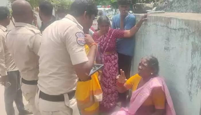 సర్ అప్లికేషన్ పేరుతో మోసం.. పుస్తెలతాడు ఎత్తుకెళ్లిన దుండగులు సర్ అప్లికేషన్ పేరుతో మోసం.. పుస్తెలతాడు ఎత్తుకెళ్లిన దుండగులు