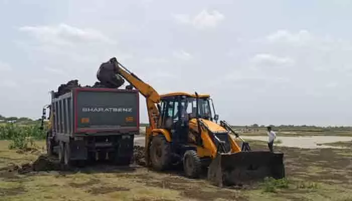 అక్రమ నల్లమట్టి తరలింపు అక్రమ నల్లమట్టి తరలింపు