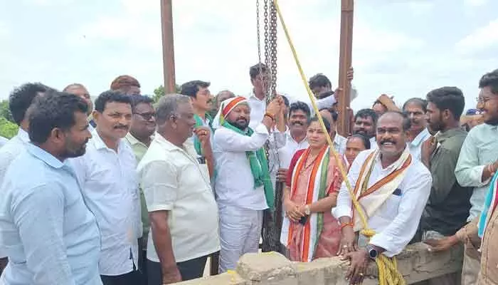 మూడు పంటలకు నీళ్లు ఇచ్చిన ఘనత కాంగ్రెస్ ప్రభుత్వందే: ఎమ్మెల్యే మూడు పంటలకు నీళ్లు ఇచ్చిన ఘనత కాంగ్రెస్ ప్రభుత్వందే: ఎమ్మెల్యే