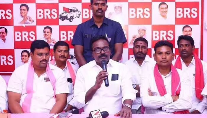 ప్రశ్నిస్తే హింసను ప్రేరేపిస్తున్న సీఎం: మాజీ మంత్రి పువ్వాడ ప్రశ్నిస్తే హింసను ప్రేరేపిస్తున్న సీఎం: మాజీ మంత్రి పువ్వాడ