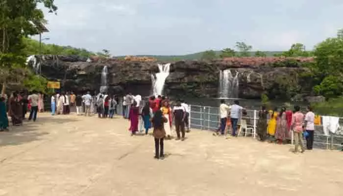 బొగతకు పర్యాటకుల తాకిడి బొగతకు పర్యాటకుల తాకిడి