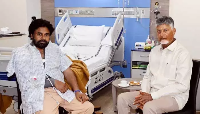 కుడిచేతికి కట్లతో పవన్ కల్యాణ్.. ఆపరేషన్ తర్వాత లేటెస్ట్ ఫొటో కుడిచేతికి కట్లతో పవన్ కల్యాణ్.. ఆపరేషన్ తర్వాత లేటెస్ట్ ఫొటో