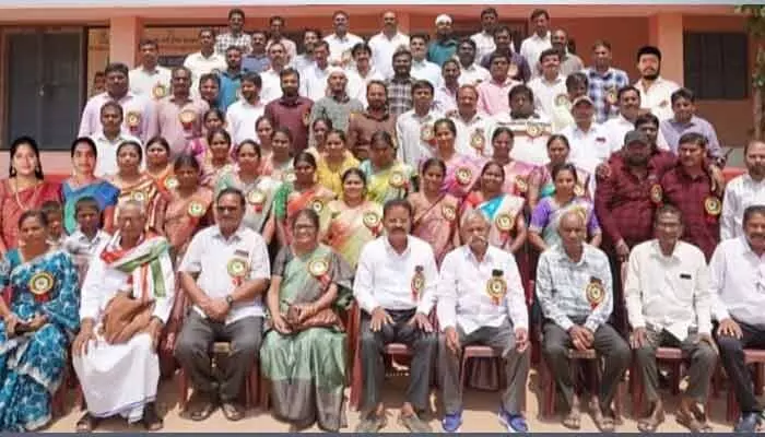 చిలుకూరులో పూర్వ విద్యార్ధుల సమ్మేళనం చిలుకూరులో పూర్వ విద్యార్ధుల సమ్మేళనం